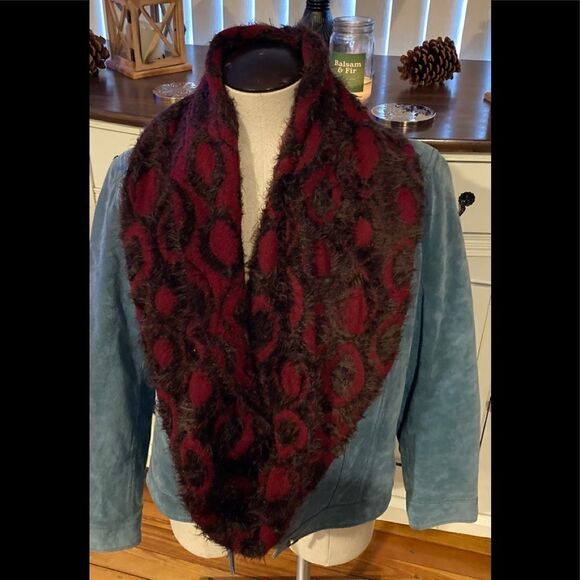 Red and black Scarf - Picture 2 of 4